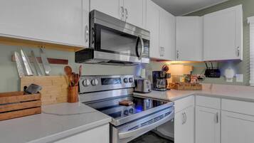 Køleskab, mikrobølgeovn, ovn, kogeplade