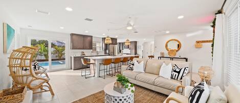 TV connectée, table de tennis de table, livres