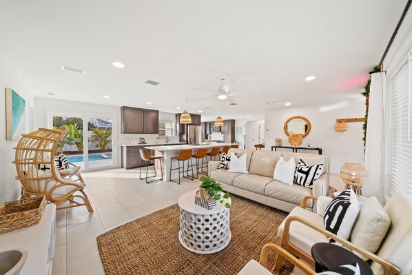 TV connectée, table de tennis de table, livres