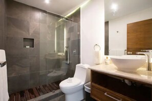 Een douche, een haardroger, handdoeken, zeep