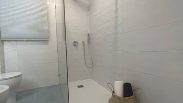 Doccia, asciugacapelli, bidet, asciugamani