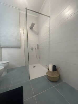 Douche, sèche-cheveux, bidet, serviettes fournies