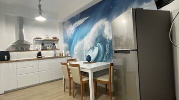 Réfrigérateur, micro-ondes, plaque de cuisson, cafetiÚre/bouilloire