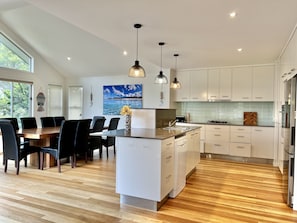 Fridge, microwave, oven, dishwasher - Orion Paradise Beach house Vincentia 5 Min walk to the beach (Vincentia)