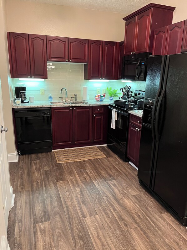 Private kitchen - Fabulous One Bed/One Br with Sunroom and Built-in Desk Area (Alpharetta)