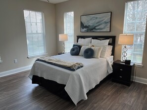 1 bedroom, WiFi - Fabulous One Bed/One Br with Sunroom and Built-in Desk Area (Alpharetta)