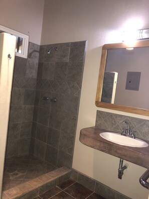 Shower, towels, soap, toilet paper - Casa Riviera- Walk to surf, tropical gardens, river access (Pavones)