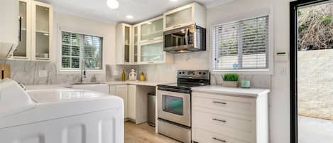 Réfrigérateur, four à micro-ondes, un four, surface de cuisson