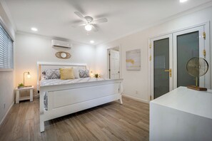 4 habitaciones, tabla de planchar con plancha y cuna de viaje