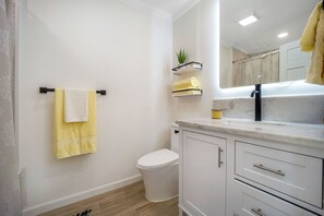 Bañera con ducha, secador de pelo, toallas, jabón