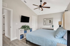 3 chambres, bureau, fer et planche à repasser, accès au Wi-Fi (inclus)