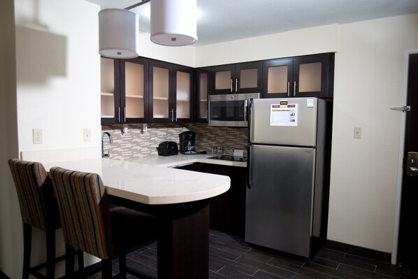 Réfrigérateur, four à micro-ondes, surface de cuisson, lave-vaisselle