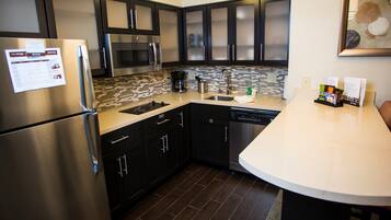 Kylskåp, mikrovågsugn, spishäll och diskmaskin