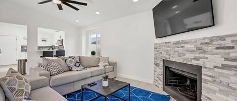 Smart-tv, eldstad och ett bordtennisbord