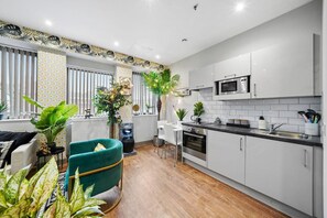 Apartamento | Cozinha privada | Geladeira, micro-ondas, fogão, cooktop