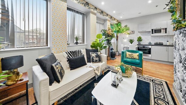A modern living room with a sofa, coffee table, and decorative plants. - Luxury 1bed Studio Apt-city Centre-wifi-parking (Maidstone)