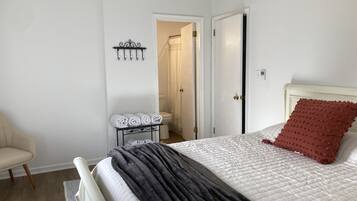 3 dormitoris, escriptori i planxa i posts de planxar