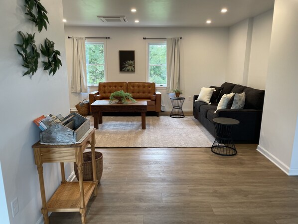 Smart TV, books - Remodeled country home in neighborhood with Amish farms, fire pit in back yard (Myerstown)