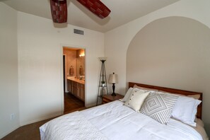 2 bedrooms, desk, iron/ironing board, travel cot - Cozy Pointe Resort Condo - Walking Distance to North Mountain! (Phoenix)