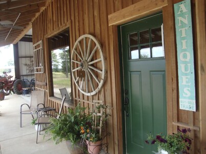 Southern Comfort Cabin- minutes from the river and the lake!