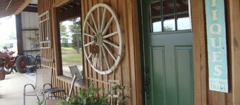 Southern Comfort Cabin- minutes from the river and the lake!