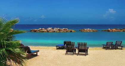 Fabulous Canal Front Villa, 37 ft Dock and 8-person hot tub