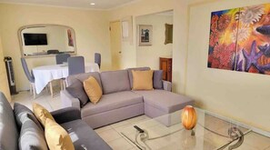 Smart TV, libros y monitor de computadora