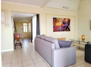 Smart TV, libros y monitor de computadora