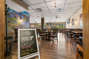 Dining - 10 Min to Skiing, Lovely Studio, Hot Tub, Pool! (Durango)