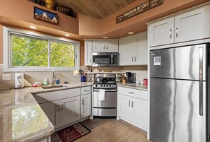 Fridge, microwave, oven, stovetop - 10 Min to Skiing, Lovely Studio, Hot Tub, Pool! (Durango)