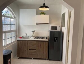 Jääkaappi, mikroaaltouuni, kahvin-/teenkeitin