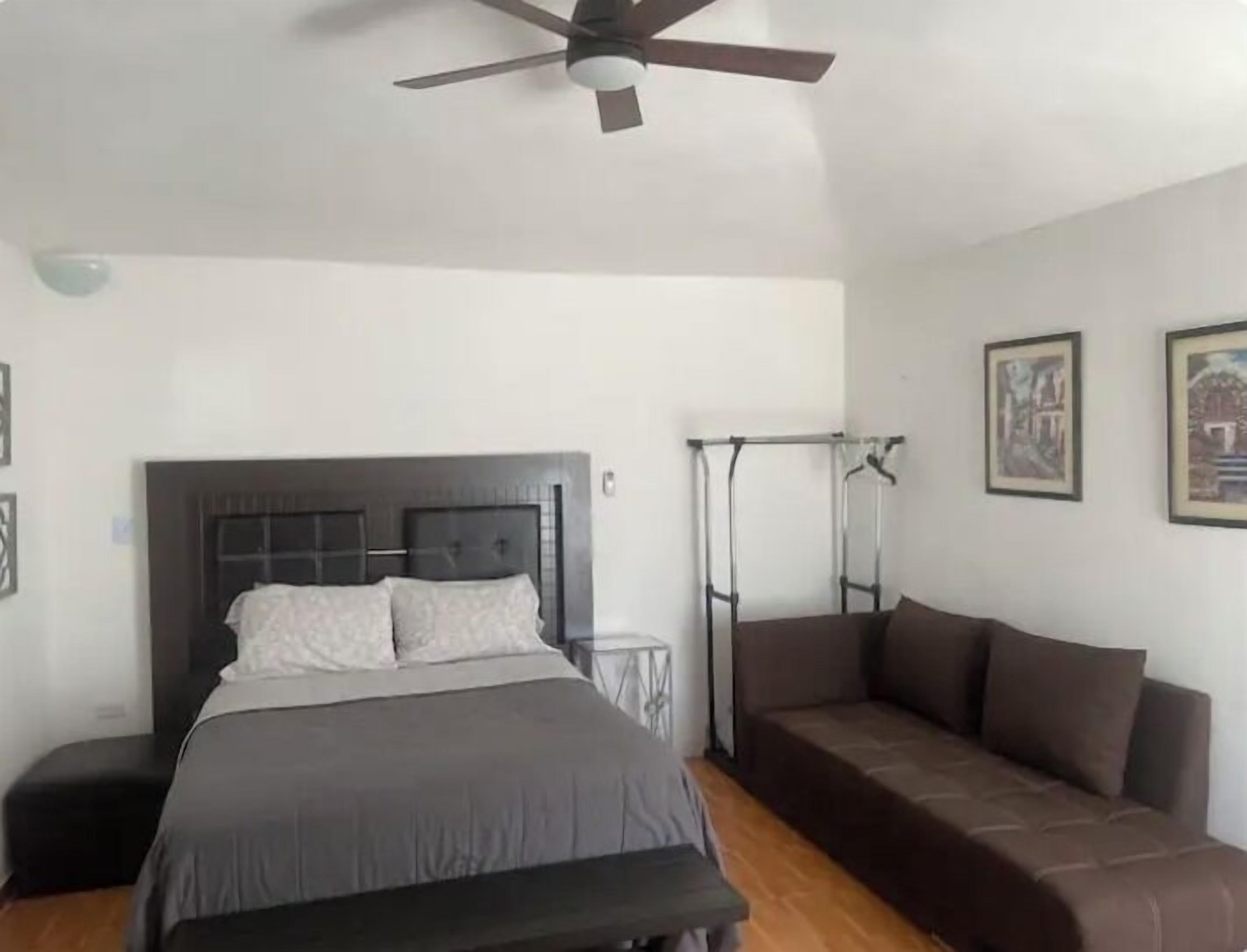 1 chambre, fer et planche à repasser, Wi-Fi gratuit, draps fournis