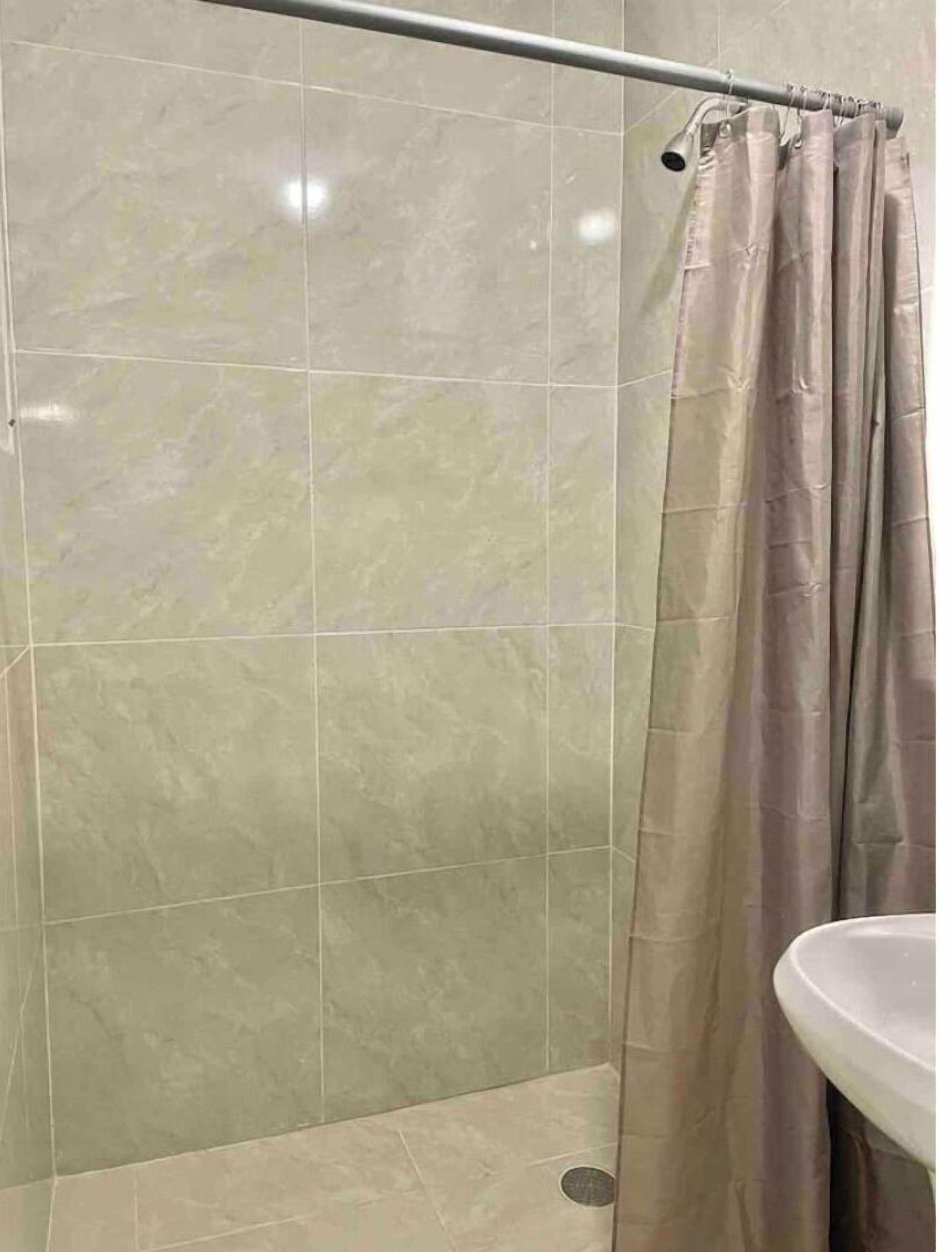 Kombination af bruser/badekar, hårtørrer, håndklæder, Sæbe