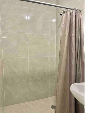 Suihkun ja ammeen yhdistelmä, hiustenkuivaaja, pyyhkeet, saippua