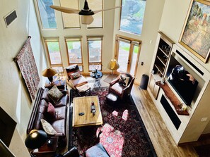 Smart TV, caminetto, libri, studio