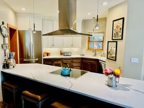 Frigorifero, microonde, forno, piano cottura