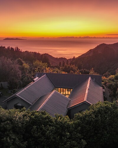 Private Lodge with exquisite coastal views