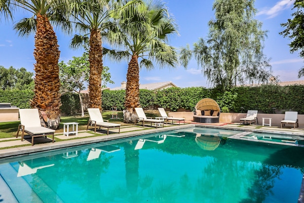 Una piscina al aire libre, una piscina climatizada