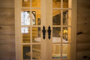 Shower, jetted bath, hair dryer, towels