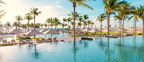 Utendørsbasseng og et oppvarmet basseng