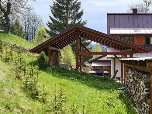 Schönes alleinstehendes Ferienhaus mit  W-LAN, TV, Innenhof, Haustiere erlaubt und Panoramablick