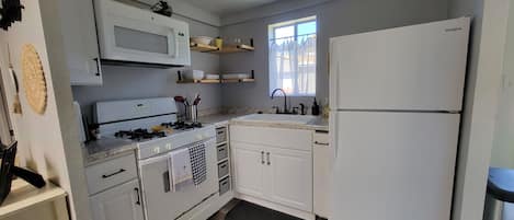 Frigorifero, microonde, forno, piano cottura