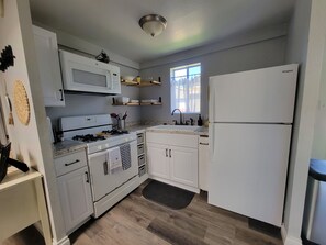 Fridge, microwave, oven, stovetop - Cozy Casita (La Mesa)