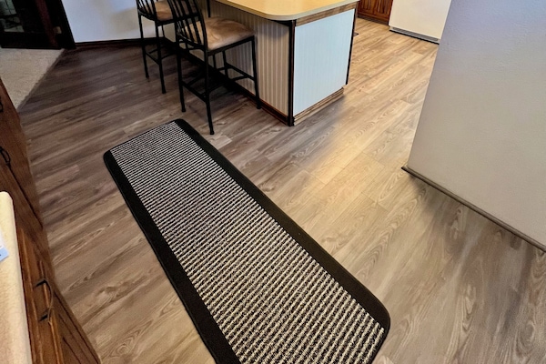 Side door entry way to kitchen