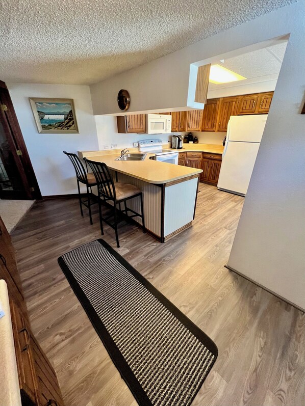 Fridge, microwave, oven, stovetop - Roomy three bedroom home with Boat/RV parking (Coulee Dam)