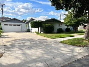 Exterior - Roomy three bedroom home with Boat/RV parking (Coulee Dam)