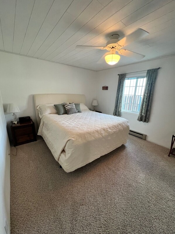 3 bedrooms, desk, iron/ironing board, free WiFi