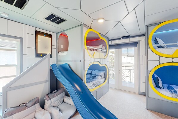 6 bedrooms, iron/ironing board, WiFi, bed sheets