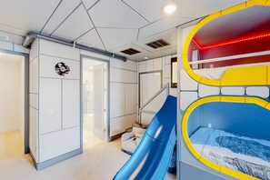 6 bedrooms, iron/ironing board, WiFi, bed sheets