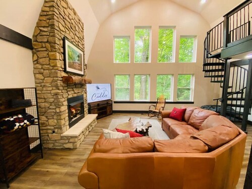 Fully Renovated Cabin in Hocking Hills - Hot Tub, Game Room, Wifi, Fireplace